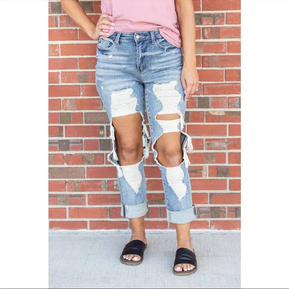 BNWOT Judy Blue Super Distressed Straight Fit Jeans